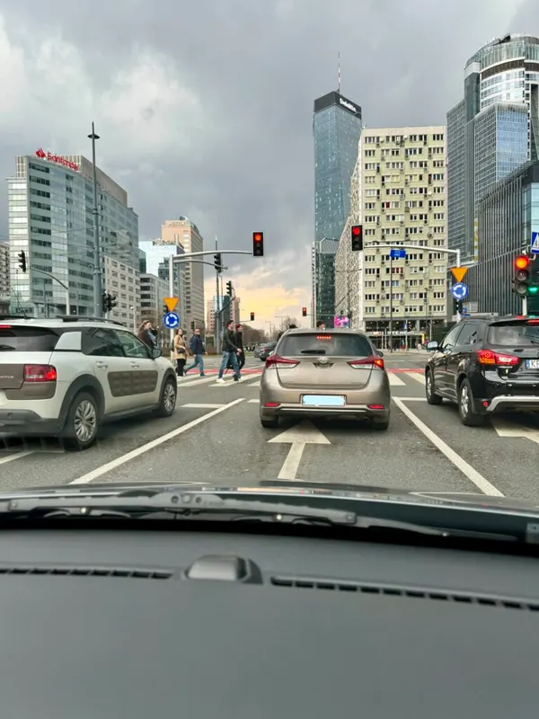 Skrzyżowanie w mieście widziane zza kierownicy